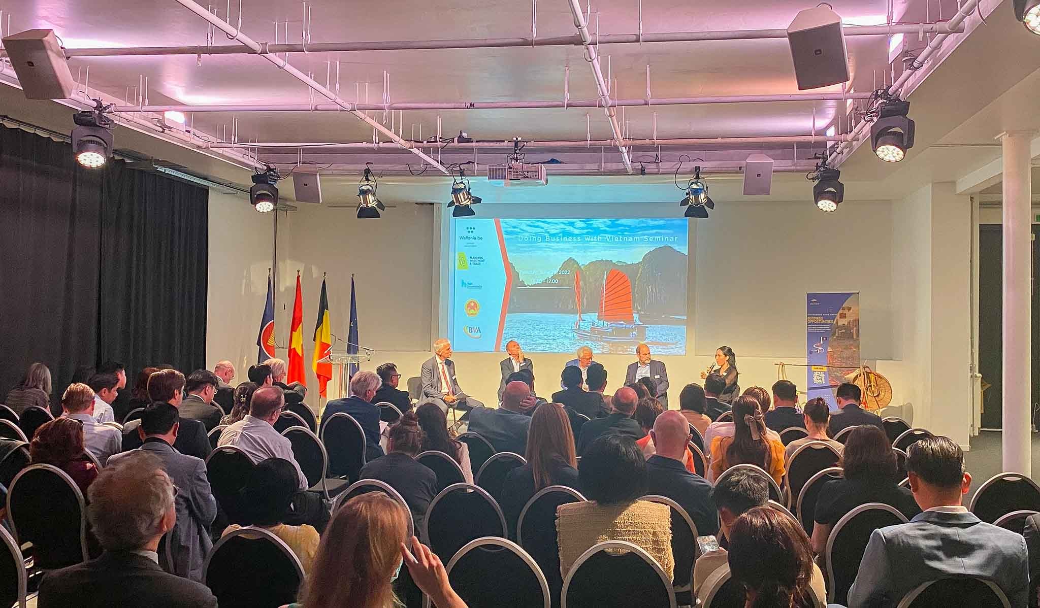 Diễn đàn thu hút sự tham gia của hơn 120 đại biểu là đại diện các cơ quan cấp liên bang và ba vùng của Bỉ, các doanh nghiệp Bỉ và đoàn doanh nghiệp Việt Nam Diễn đàn thu hút sự tham gia của hơn 120 đại biểu là đại diện các cơ quan cấp liên bang và ba vùng của Bỉ, các doanh nghiệp Bỉ và đoàn doanh nghiệp Việt Nam