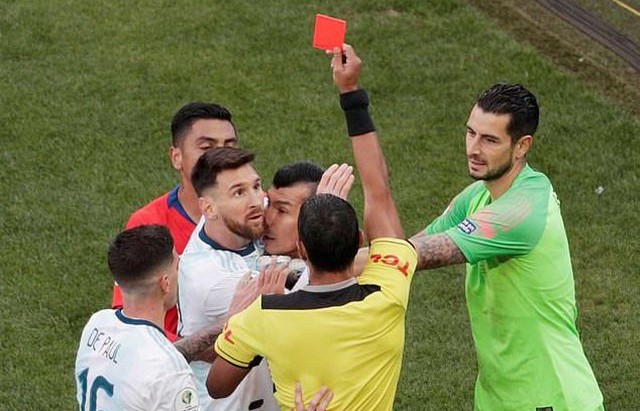 Messi nhận thẻ đỏ, Argentina nhọc nhằn giành hạng ba Copa America