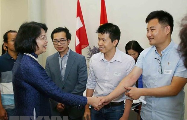 Phó Chủ tịch nước gặp gỡ sinh viên, trí thức người Việt tại ﻿Thụy Sỹ