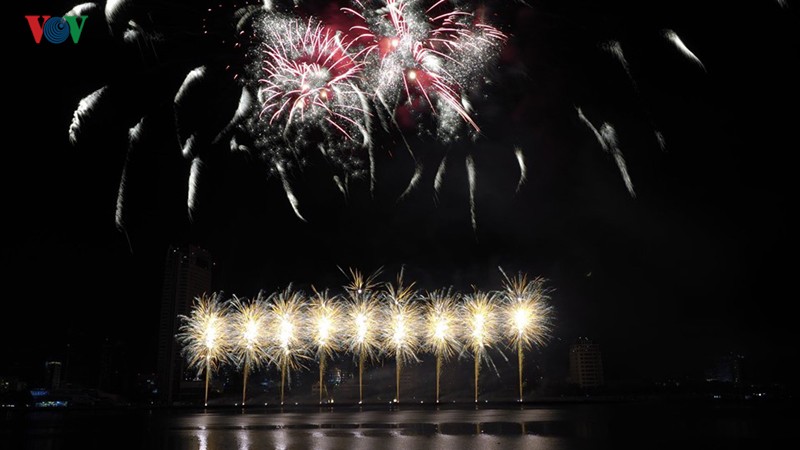 man nhan voi man trinh dien le hoi phao hoa quoc te da nang 2019