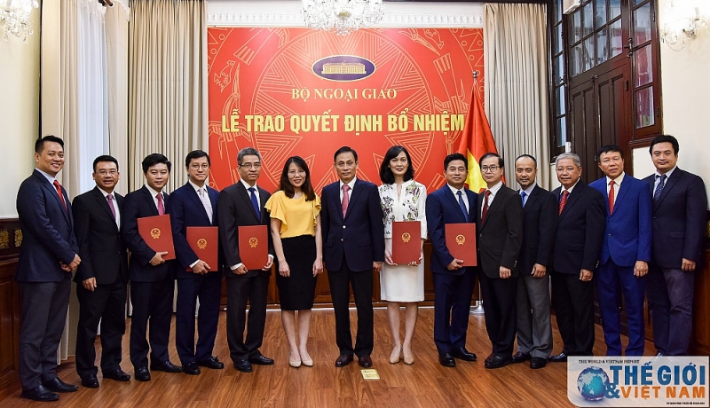 Thứ trưởng Lê Hoài Trung trao quyết định phân công cán bộ cấp Vụ thu truong le hoai trung trao quyet dinh bo nhiem can cap vu