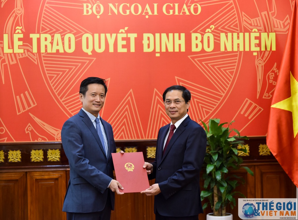 Thứ trưởng Thường trực Bùi Thanh Sơn trao quyết định bổ nhiệm cán bộ cấp Vụ