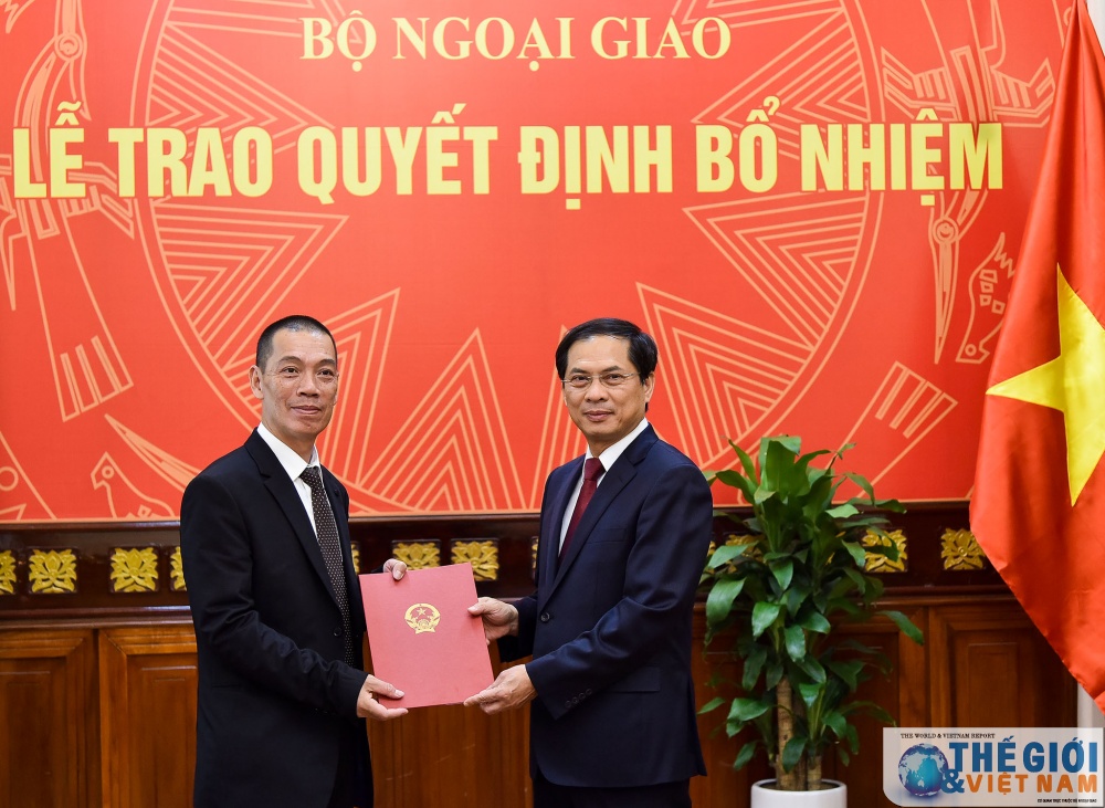 Thứ trưởng Thường trực Bùi Thanh Sơn trao quyết định bổ nhiệm cán bộ cấp Vụ