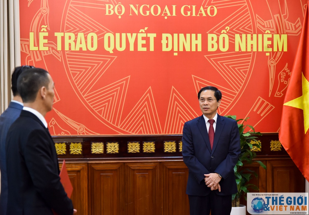 Thứ trưởng Thường trực Bùi Thanh Sơn trao quyết định bổ nhiệm cán bộ cấp Vụ