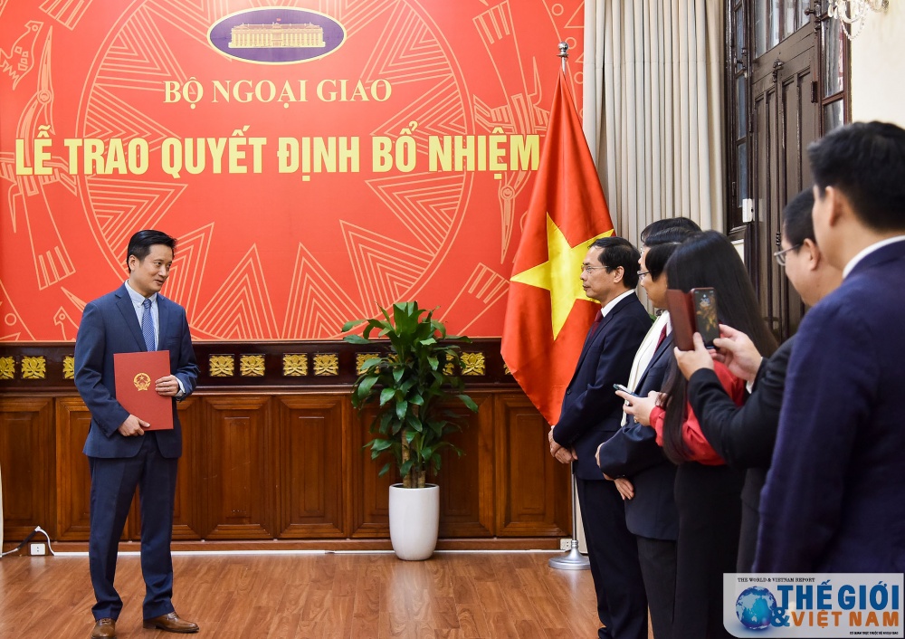 Thứ trưởng Thường trực Bùi Thanh Sơn trao quyết định bổ nhiệm cán bộ cấp Vụ