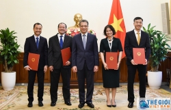 Thứ trưởng Ngoại giao Đặng Minh Khôi trao quyết định điều động, bổ nhiệm cán bộ cấp Vụ