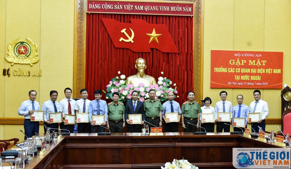 Đoàn Trưởng Cơ quan đại diện Việt Nam ở nước ngoài làm việc với Lãnh đạo Bộ Công an doan truong co quan dai dien viet nam o nuoc ngoai lam viec voi bo cong an