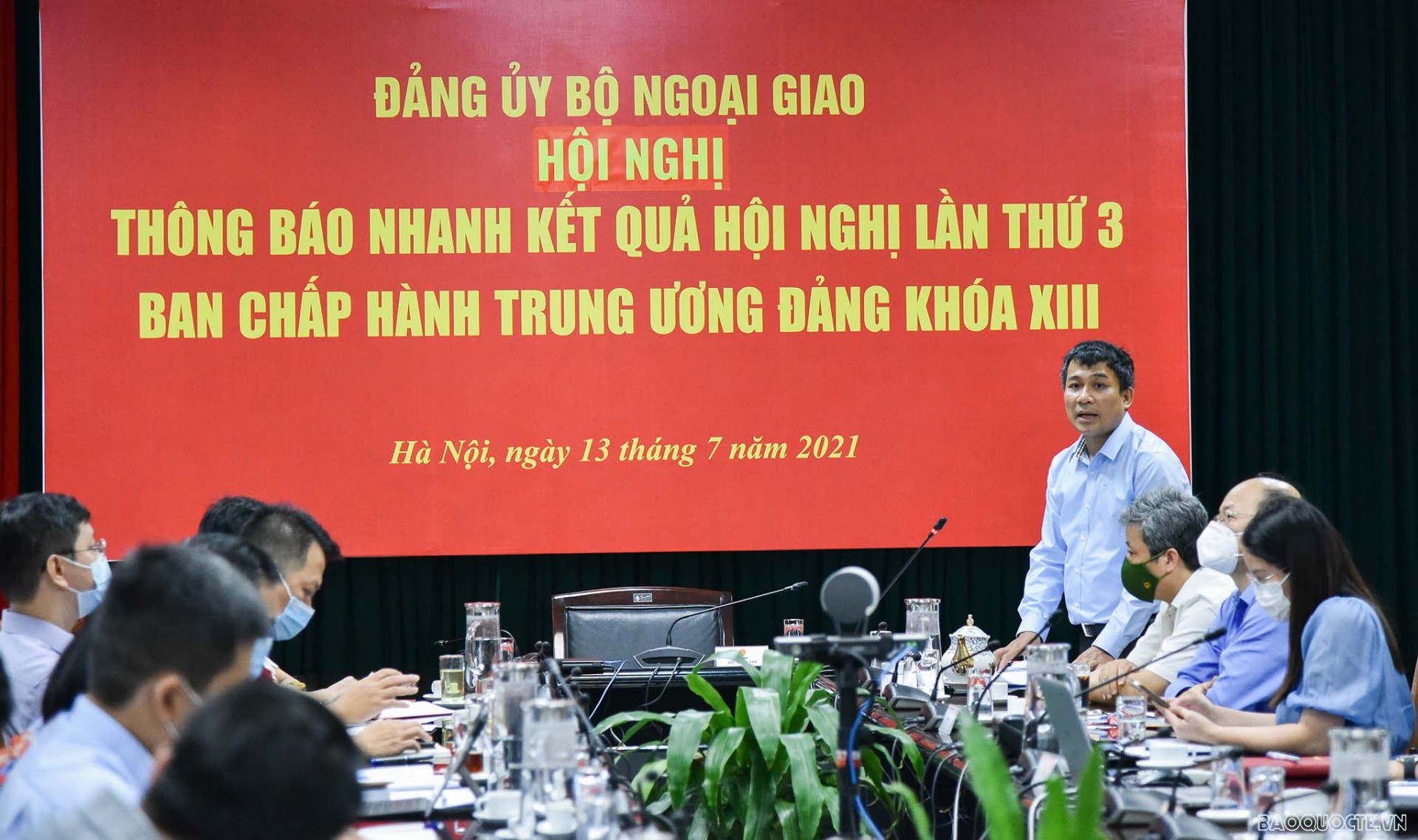 Đồng chí Nguyễn Minh Vũ, Ủy viên dự khuyết Ban chấp hành Trung ương Đảng, Phó Bí thư Đảng ủy Bộ, Thứ trưởng Bộ Ngoại giao chủ trì Hội nghị thông báo nhanh kết quả Hội nghị lần thứ 3 Ban chấp hành Trung ương Đảng khóa XIII Đồng chí Nguyễn Minh Vũ, Ủy viên dự khuyết Ban chấp hành Trung ương Đảng, Phó Bí thư Đảng ủy Bộ, Thứ trưởng Bộ Ngoại giao chủ trì Hội nghị thông báo nhanh kết quả Hội nghị lần thứ 3 Ban chấp hành Trung ương Đảng khóa XIII