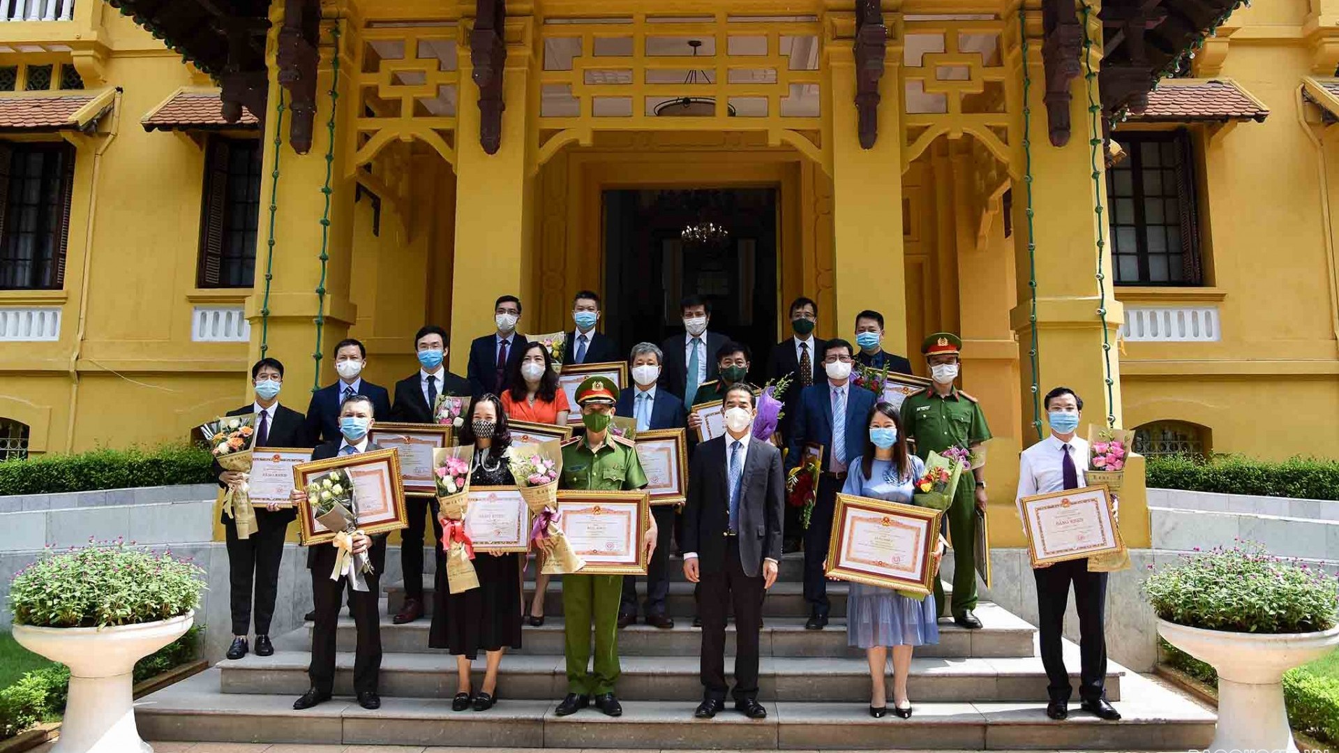 Trao Bằng khen của Thủ tướng và Bộ trưởng Ngoại giao về công tác bảo hộ công dân và phòng chống dịch Covid-19