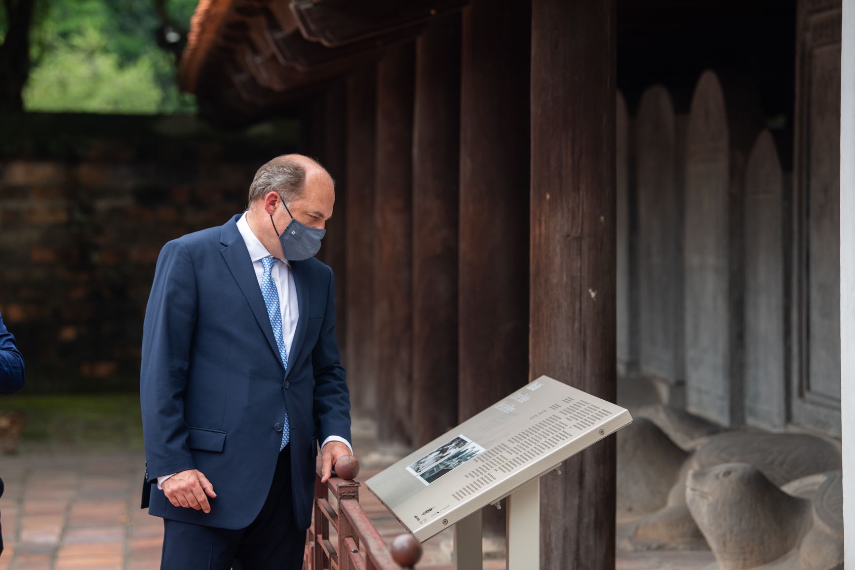 Bộ trưởng Quốc phòng Anh thăm Văn Miếu Quốc Tử Giám