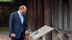 Bộ trưởng Quốc phòng Anh thăm Văn Miếu Quốc Tử Giám