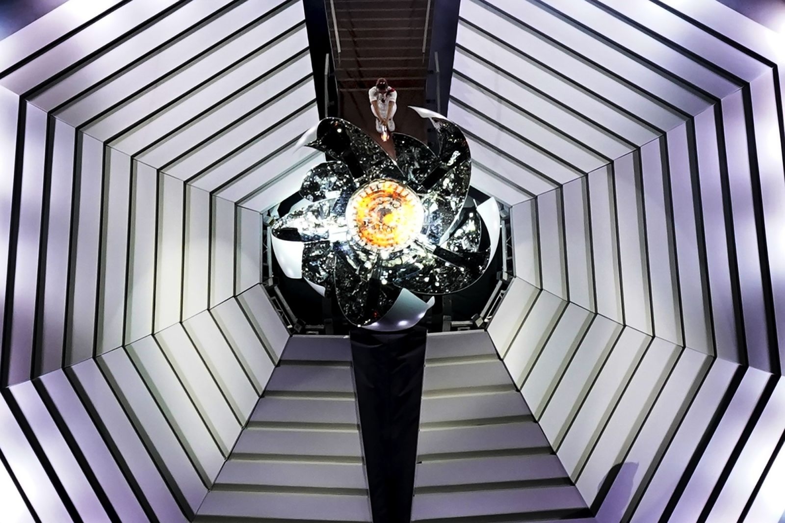 Quang cảnh từ trên cao của Osaka thắp sáng chiếc vạc. Chiếc vạc được thiết kế theo hình một bông hoa anh đào.Morrow Gash / AP