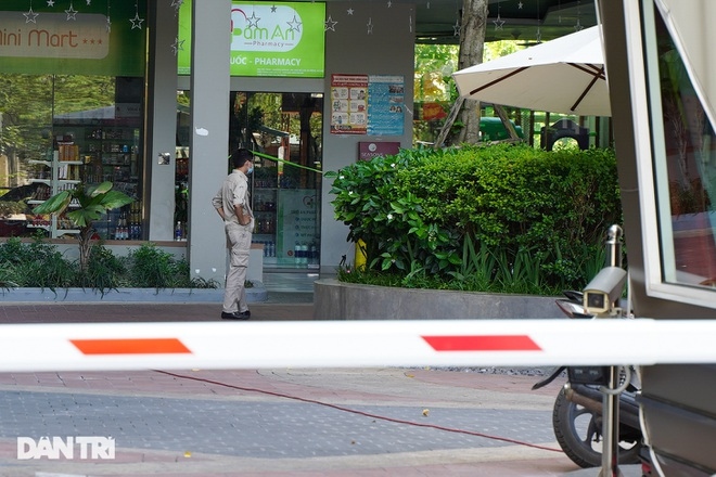 Ngày 19/7, bệnh nhân có triệu chứng ho, đau họng, ngày 25/7 vào Bệnh viện đa khoa Hà Đông điều trị được lấy mẫu xét nghiệm và có kết quả dương tính SARS-CoV-2. Ngày 19/7, bệnh nhân có triệu chứng ho, đau họng, ngày 25/7 vào Bệnh viện đa khoa Hà Đông điều trị được lấy mẫu xét nghiệm và có kết quả dương tính SARS-CoV-2.