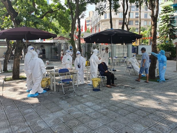 Hà Nội: Xét nghiệm COVID-19 diện rộng tại quận Hai Bà Trưng. (Ảnh: Minh Nghĩa/TTXVN)