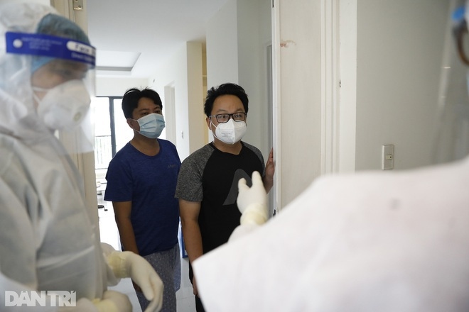 Tại TPHCM, người mắc Covid-19 được xuất viện sau 7 ngày và người mắc mới phát hiện tại cộng đồng, không triệu chứng lâm sàng, không yếu tố nguy cơ thì được cách ly tại nhà trong 14 ngày (Ảnh minh họa).