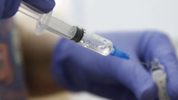 Vì sao không được uống rượu sau tiêm vaccine Covid-19?