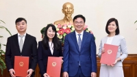 Thứ trưởng Ngoại giao Phạm Quang Hiệu trao quyết định điều động ba cán bộ cấp Vụ