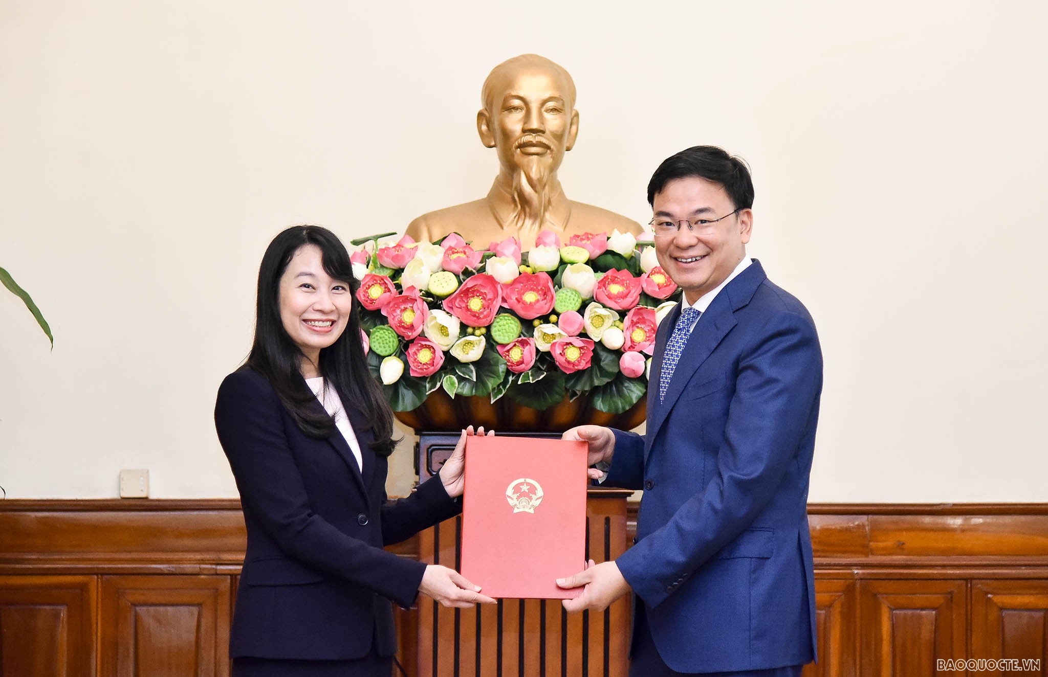 Tại buổi lễ, Thứ trưởng Ngoại giao Phạm Quang Hiệu đã trao quyết định bổ nhiệm có thời hạn bà Nguyễn Thị Lan Anh, giảng viên cao cấp 3/6, Quyền Viện trưởng Viện Biển Đông, Học viện Ngoại giao, giữ chức Viện trưởng Viện Biển Đông, Học viện Ngoại giao. Tại buổi lễ, Thứ trưởng Ngoại giao Phạm Quang Hiệu đã trao quyết định bổ nhiệm có thời hạn bà Nguyễn Thị Lan Anh, giảng viên cao cấp 3/6, Quyền Viện trưởng Viện Biển Đông, Học viện Ngoại giao, giữ chức Viện trưởng Viện Biển Đông, Học viện Ngoại giao.