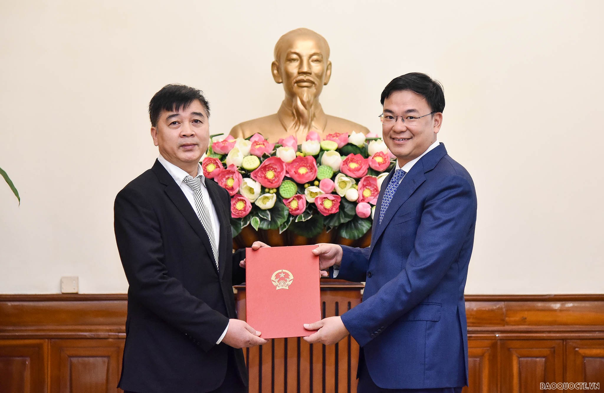 Thứ trưởng Ngoại giao Phạm Quang Hiệu đã trao quyết định điều động, bổ nhiệm có thời hạn ông Ngô Quốc thái, nguyên Phó Bí thư Đảng ủy, Tham tán Đại sứ quán Việt Nam tại Nga, giữ chức Phó Vụ trưởng Vụ Pháp chế-Thanh tra, Ủy ban Nhà nước về người Việt Nam ở nước ngoài. Thứ trưởng Ngoại giao Phạm Quang Hiệu đã trao quyết định điều động, bổ nhiệm có thời hạn ông Ngô Quốc thái, nguyên Phó Bí thư Đảng ủy, Tham tán Đại sứ quán Việt Nam tại Nga, giữ chức Phó Vụ trưởng Vụ Pháp chế-Thanh tra, Ủy ban Nhà nước về người Việt Nam ở nước ngoài.