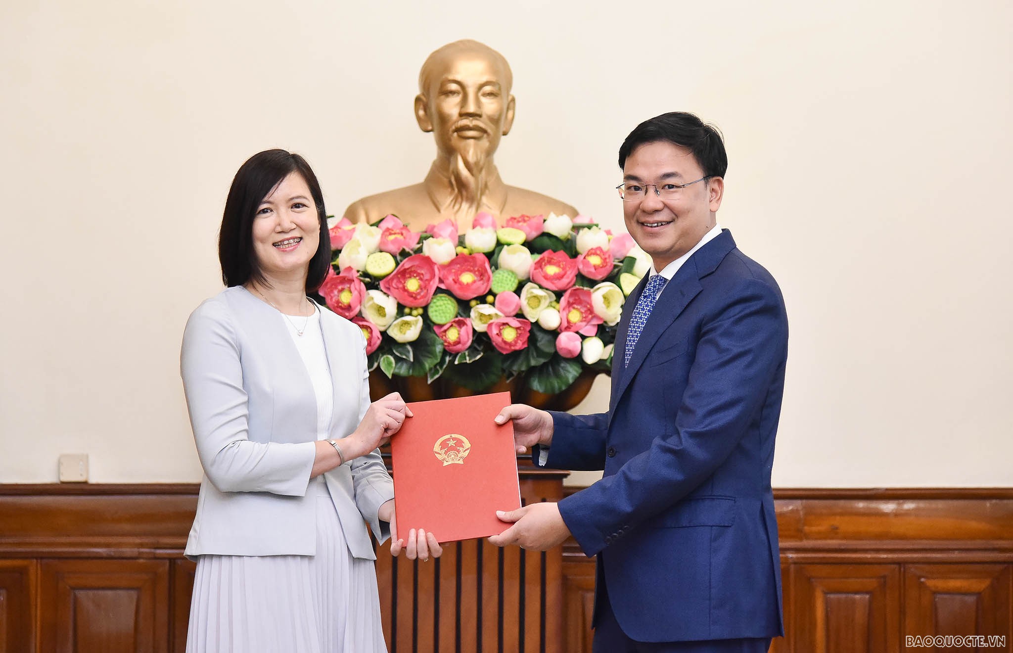 Thứ trưởng Ngoại giao Phạm Quang Hiệu đã trao quyết định tiếp nhận và điều động bà Lâm Thị Thanh Phương, nguyên Công sứ - Người thứ 2, Đại sứ quán Việt Nam tại Nhật Bản, kết thúc nhiệm kỳ về nước, giữ chức Phó Vụ trưởng Vụ Đông Bắc Á. Thứ trưởng Ngoại giao Phạm Quang Hiệu đã trao quyết định tiếp nhận và điều động bà Lâm Thị Thanh Phương, nguyên Công sứ - Người thứ 2, Đại sứ quán Việt Nam tại Nhật Bản, kết thúc nhiệm kỳ về nước, giữ chức Phó Vụ trưởng Vụ Đông Bắc Á.