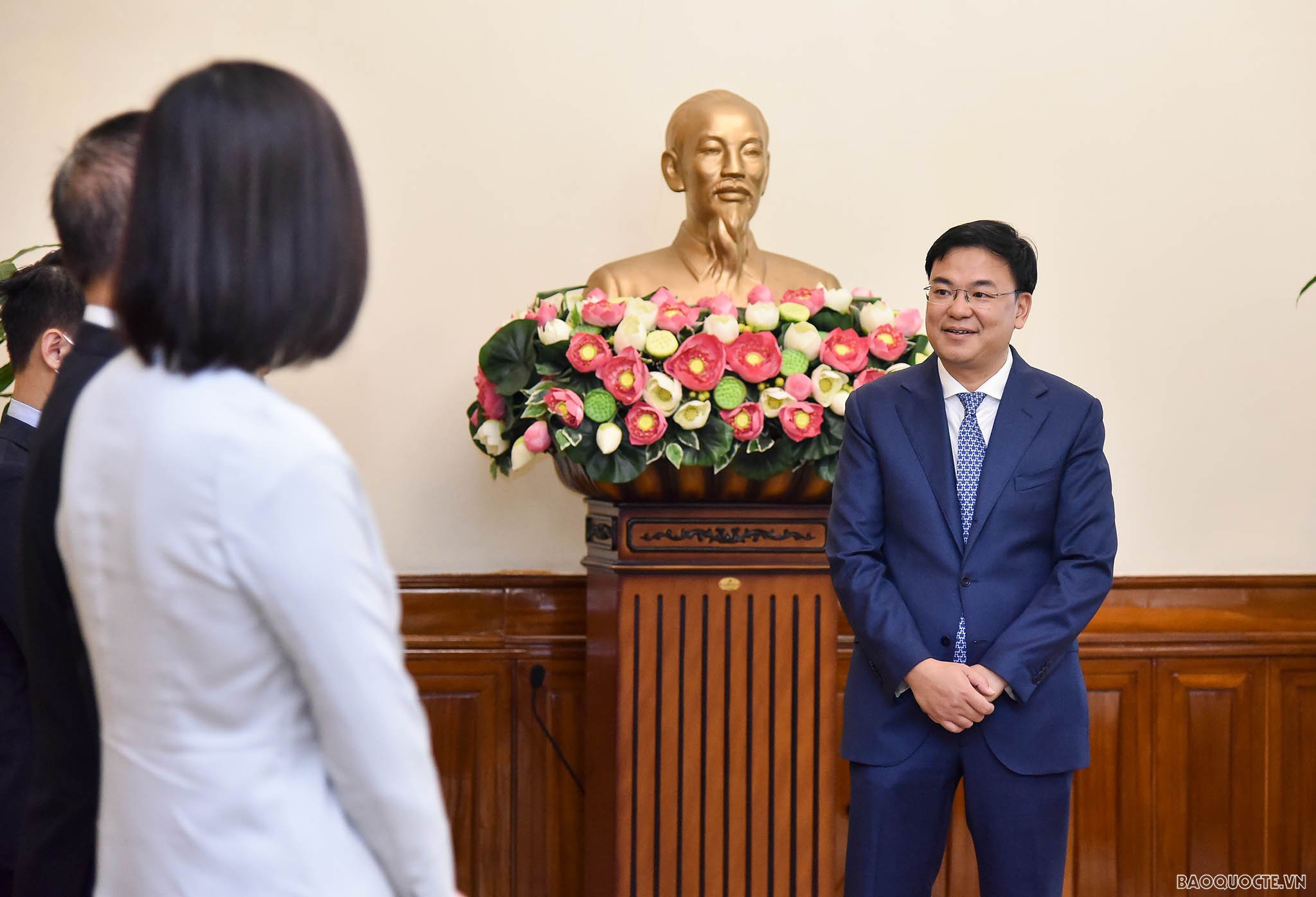 Chúc mừng các cán bộ vừa nhận quyết định được điều động vào vị trí công tác mới, Thứ trưởng Ngoại giao Phạm Quang Hiệu khẳng định đây là sự tin tưởng của Ban cán sự Đảng Bộ, Lãnh đạo Bộ đối với phẩm chất, năng lực của ác cán bộ nhận quyết định. Chúc mừng các cán bộ vừa nhận quyết định được điều động vào vị trí công tác mới, Thứ trưởng Ngoại giao Phạm Quang Hiệu khẳng định đây là sự tin tưởng của Ban cán sự Đảng Bộ, Lãnh đạo Bộ đối với phẩm chất, năng lực của ác cán bộ nhận quyết định.