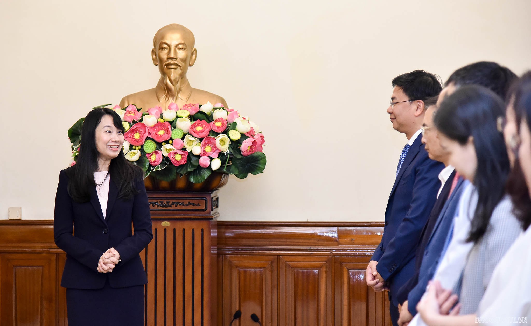 Thay mặt cho các cán bộ vinh dự được nhận quyết định, bà Nguyễn Thị Lan Anh bày tỏ vinh dự khi được tập thể Lãnh đạo Bộ tin tưởng phân công nhiệm vụ mới. Đồng thời, khẳng định sẽ cố gắng hết sức mình để hoàn thành tốt công việc được giao, xứng đáng với sự tin tưởng của Lãnh đạo Bộ. Thay mặt cho các cán bộ vinh dự được nhận quyết định, bà Nguyễn Thị Lan Anh bày tỏ vinh dự khi được tập thể Lãnh đạo Bộ tin tưởng phân công nhiệm vụ mới. Đồng thời, khẳng định sẽ cố gắng hết sức mình để hoàn thành tốt công việc được giao, xứng đáng với sự tin tưởng của Lãnh đạo Bộ.