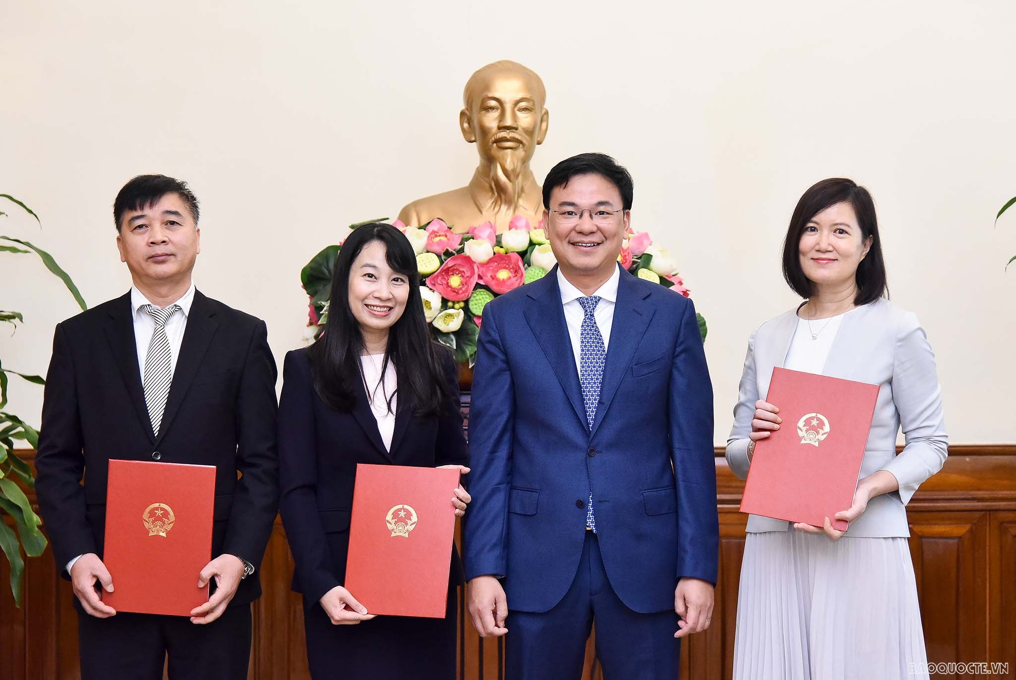 Thứ trưởng mong rằng, trong thời gian tới, với vị trí công tác mới, các cán bộ sẽ phát huy hơn nữa vai trò, năng lực của mình, mang lại Thứ trưởng Ngoại giao Phạm Quang Hiệu trao quyết định điều động ba cán bộ cấp Vụ