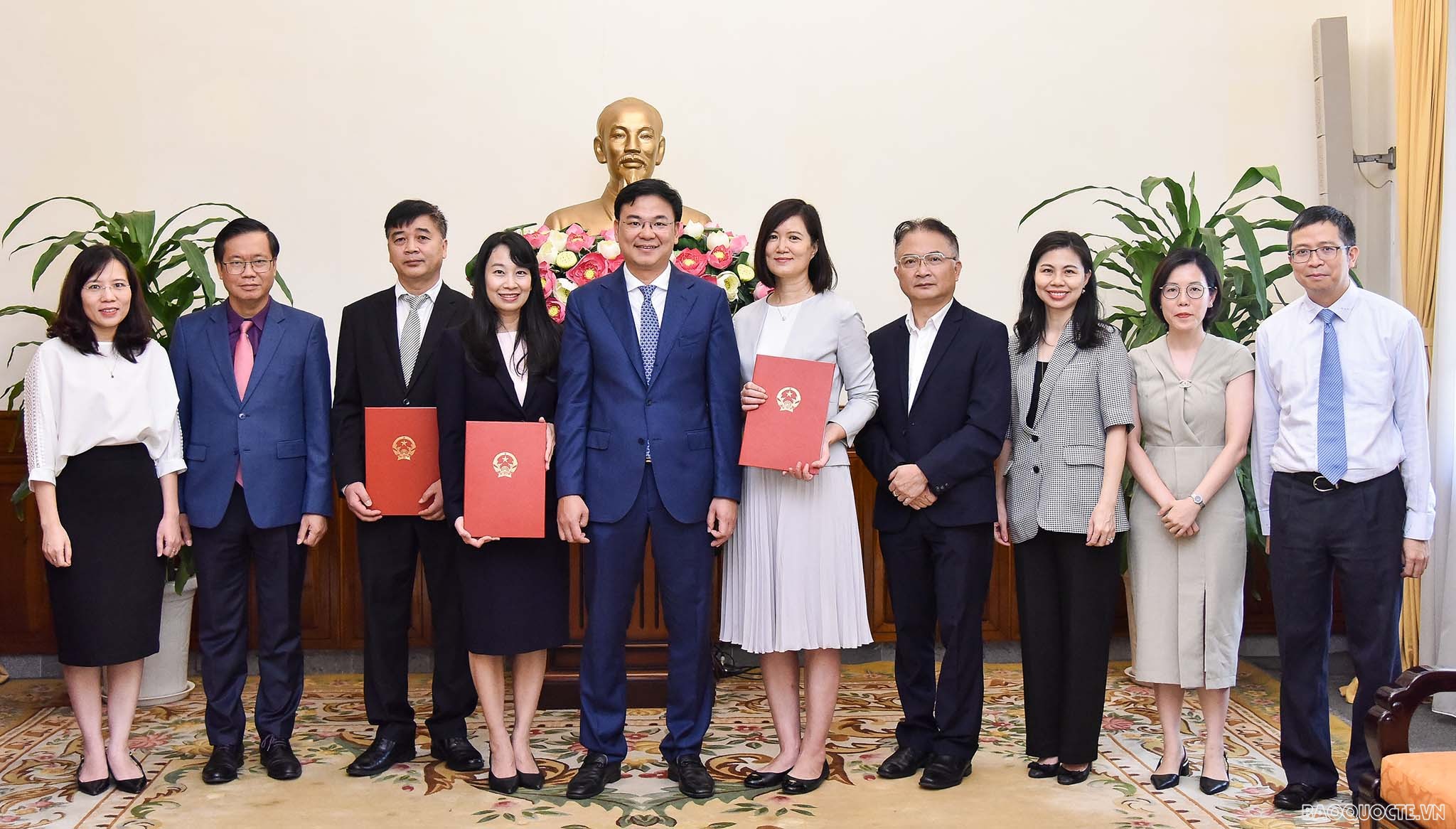 Thứ trưởng Ngoại giao Phạm Quang Hiệu trao quyết định điều động ba cán bộ cấp Vụ Thứ trưởng Ngoại giao Phạm Quang Hiệu trao quyết định điều động ba cán bộ cấp Vụ