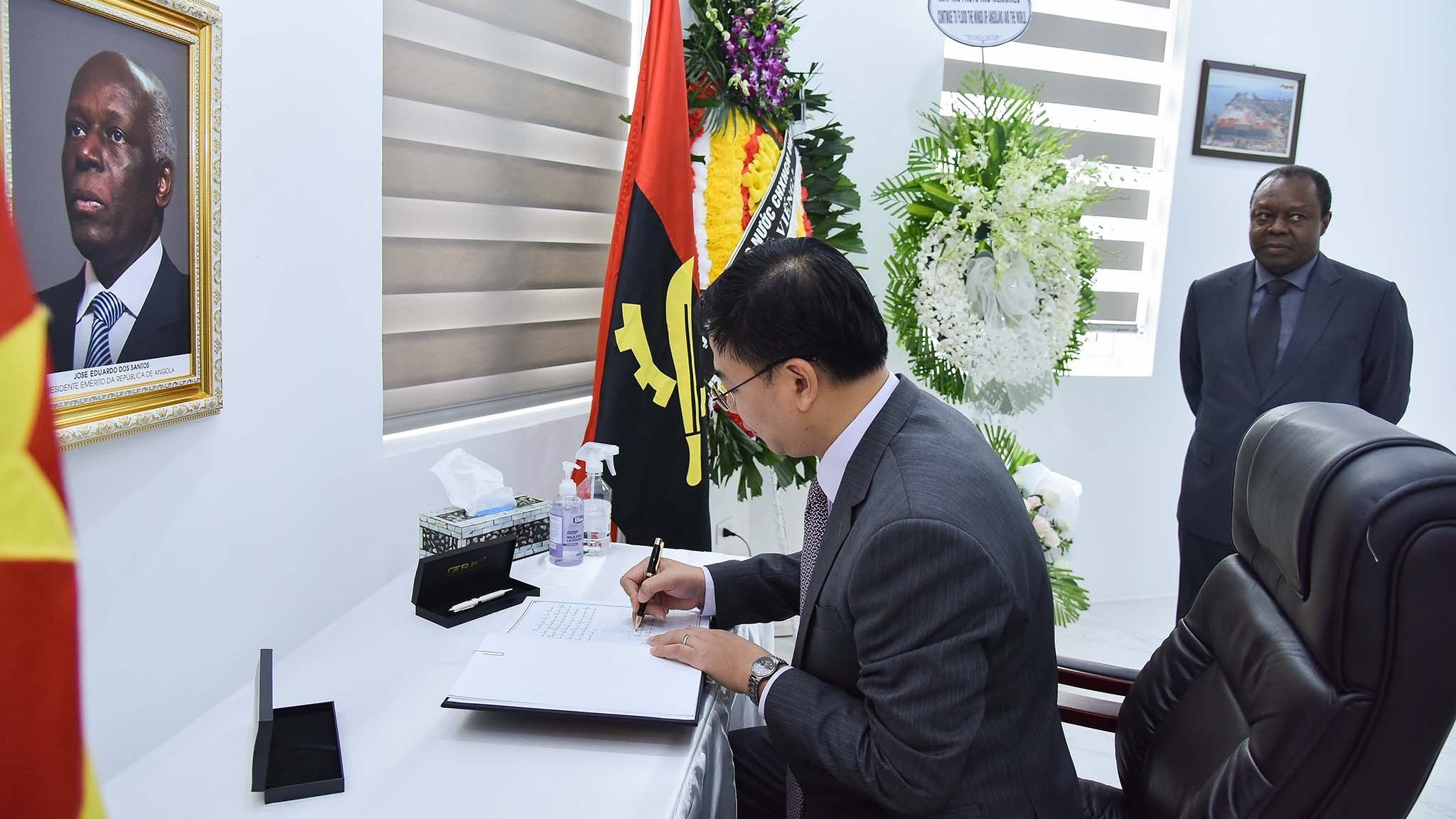 Thứ trưởng Ngoại giao Phạm Quang Hiệu ghi sổ tang, viếng cố Tổng thống Angola