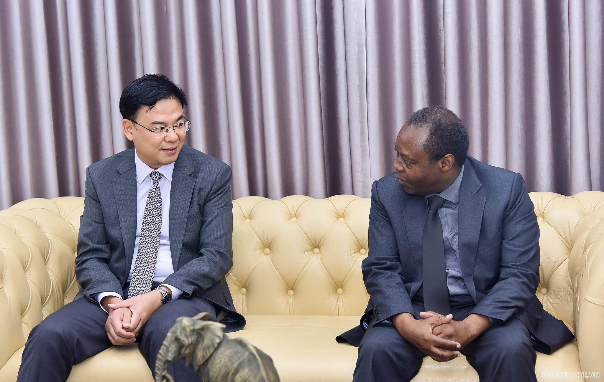 Thứ trưởng Ngoại giao Phạm Quang Hiệu ghi sổ tang, viếng nguyên Tổng thống Angola qua đời