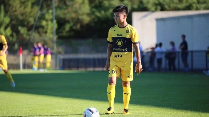 Phản đối quyết định của trọng tài, cả đội Pau FC rời sân thi đấu