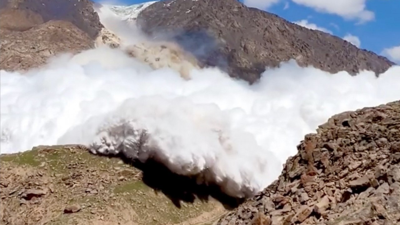 Kinh hoàng cảnh lở tuyết ập xuống ngay sau lưng du khách