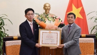 Trao Bằng khen của Bộ trưởng Ngoại giao cho Công sứ Đại sứ quán Nhật Bản Okabe Daisuke