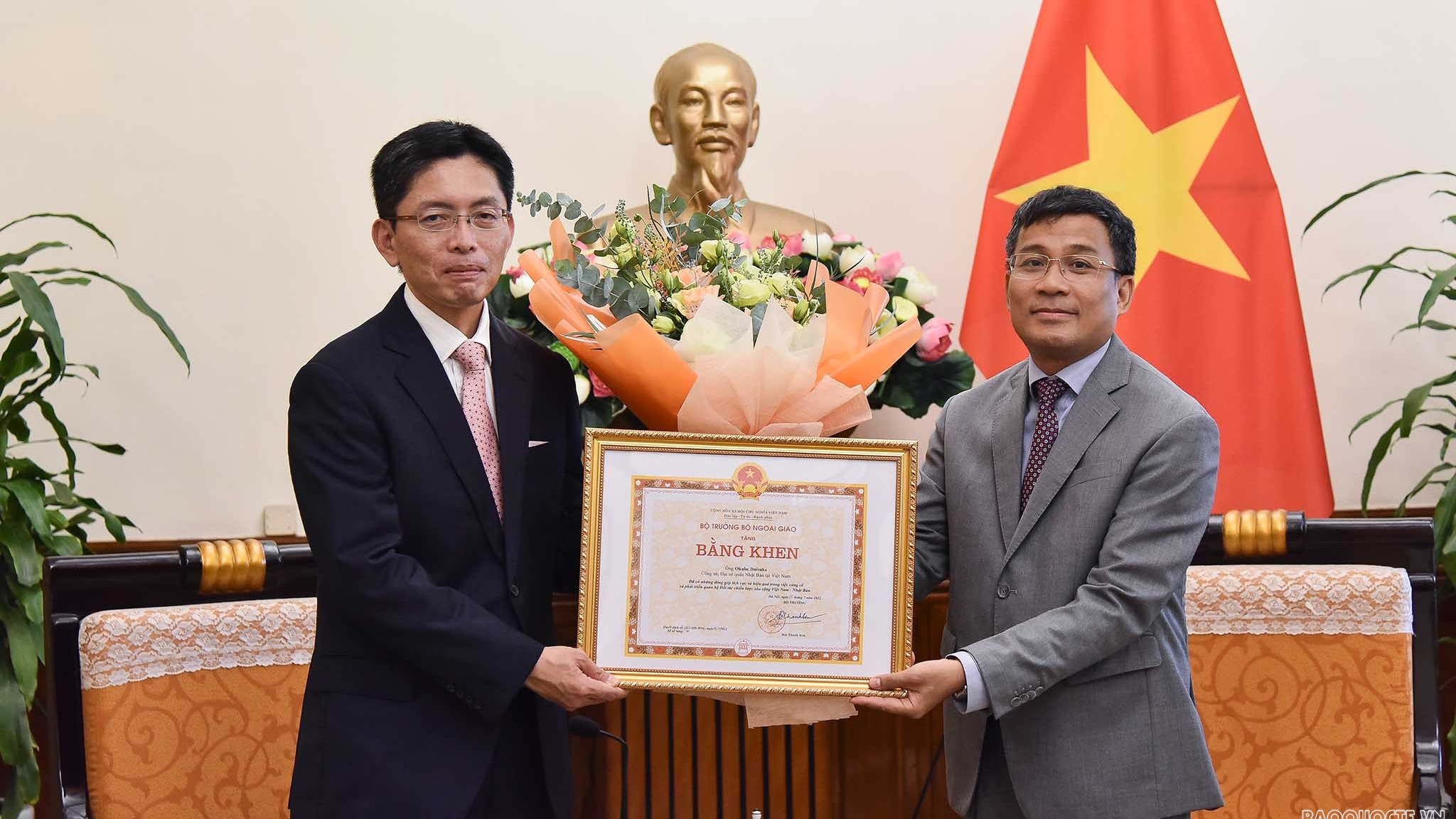 Trao Bằng khen của Bộ trưởng Ngoại giao cho Công sứ Đại sứ quán Nhật Bản Okabe Daisuke
