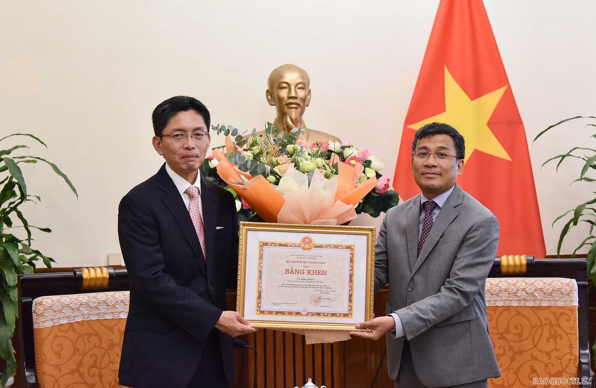 Trao Bằng khen của Bộ trưởng Ngoại giao cho Công sứ Đại sứ quán Nhật Bản Okabe Daisuke