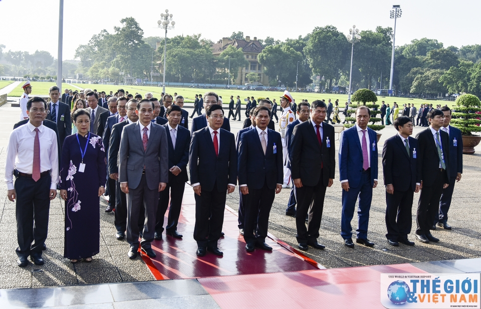 Đoàn đại biểu Hội nghị Ngoại giao 30 viếng lăng Bác