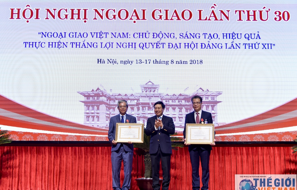 Hội nghị Ngoại giao 30: Bộ Ngoại giao tổ chức Lễ trao Huân chương lao động và Cờ thi đua