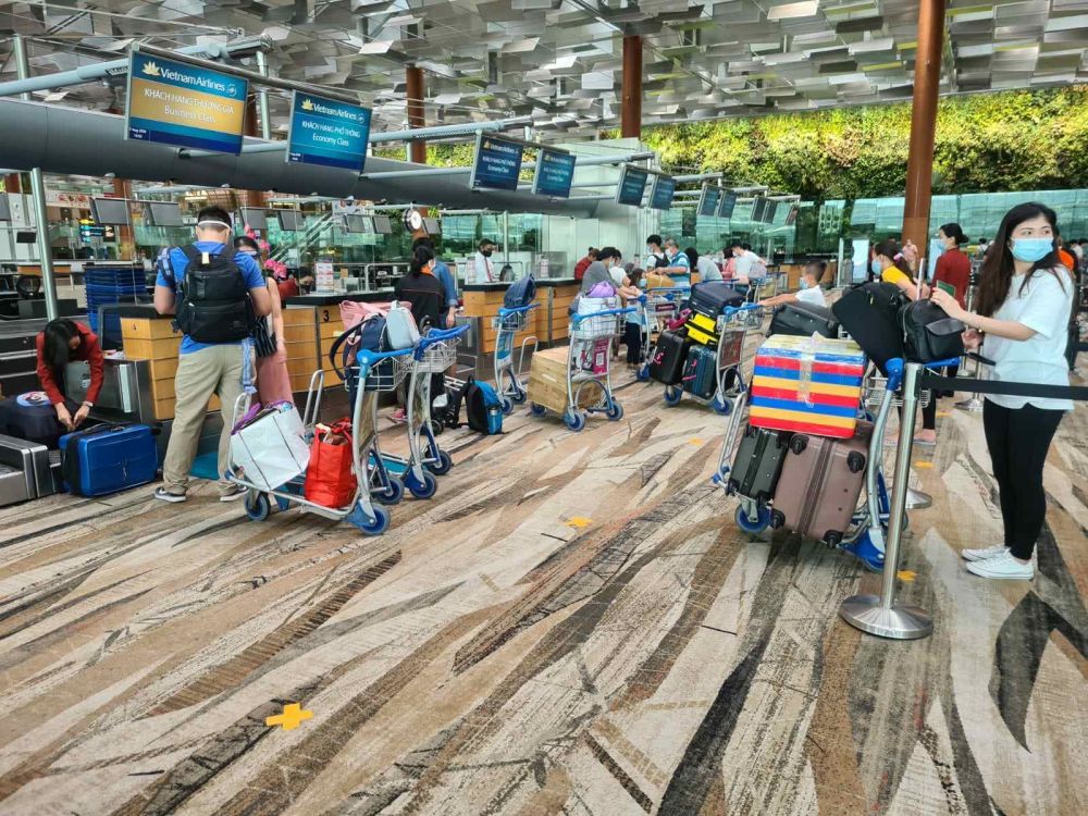 tiep tuc dua hon 300 cong dan viet nam tu singapore ve nuoc