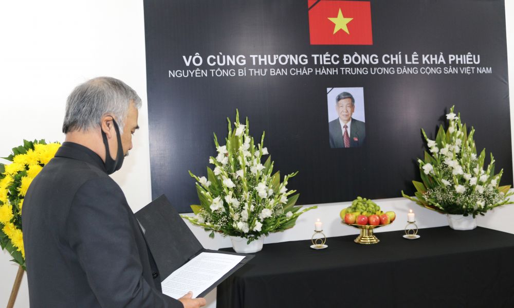 Lễ viếng nguyên Tổng Bí thư Lê Khả Phiêu tại Venezuela Ba Lan và Hungary le vieng nguyen tong bi thu le kha phieu tai venezuela ba lan va hungary