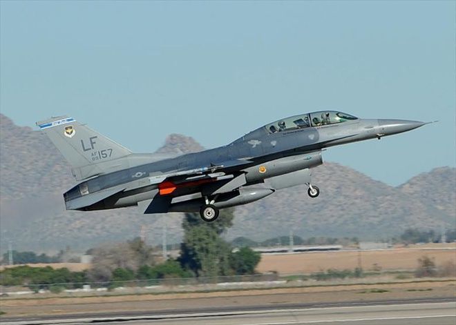 Một chiến đấu cơ F-16 Fighting Falcon cất cánh tại căn cứ không quân Luke ở Arizona, Mỹ, nơi các phi công từ Đài Loan tham gia huấn luyện lái loại máy bay này. (Nguồn: Không quân Mỹ) dai-loan-hoan-tat-thuong-vu-mua-hang-loat-chien-dau-co-f-16-cua-my