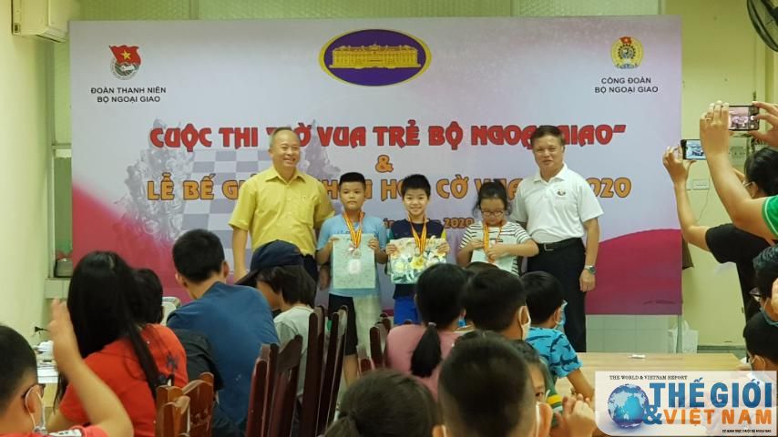 Cuộc thi trẻ cờ vua ngoại giao và tổng kết lễ bế giảng lớp cờ vua hè năm 2020 cuoc thi tre co vua ngoai giao va tong ket le be giang lop co vua he nam 2020