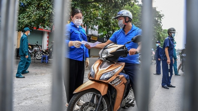 Covid-19 ở Hà Nội: Người ra vào chốt kiểm dịch phải quét mã QR