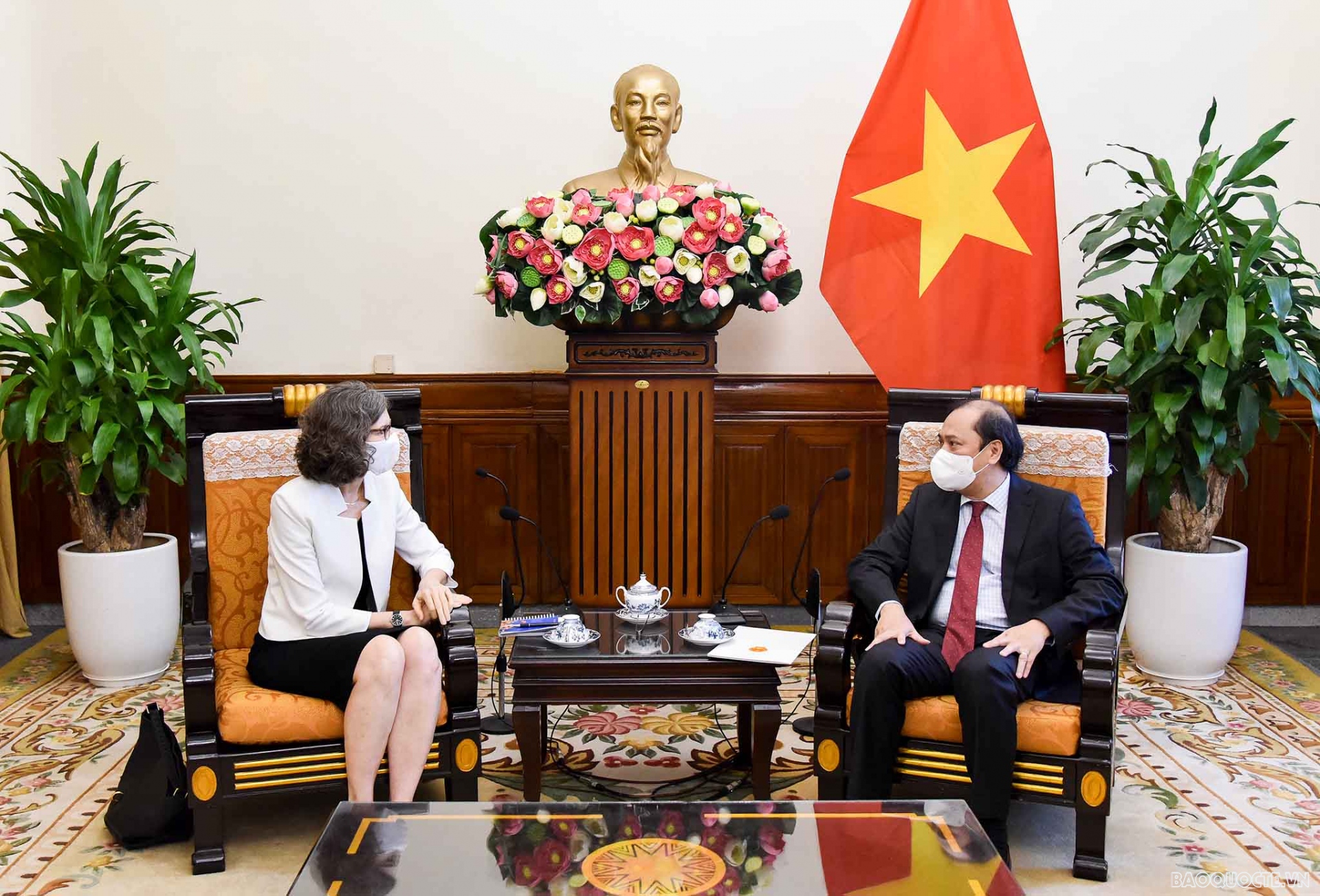 Thứ trưởng Ngoại giao Nguyễn Quốc Dũng tiếp Đại sứ Canada Việt Nam mong muốn Canada hỗ trợ Việt Nam và các nước trong khu vực tiếp cận vaccine Covid-19