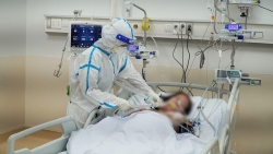 Dịch Covid-19: F0 điều trị tại nhà trở nặng, làm gì trong lúc chờ y tế?