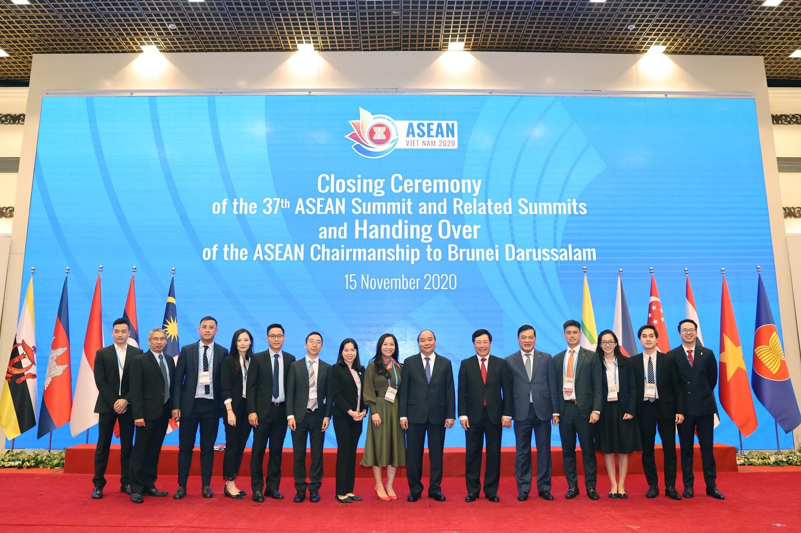 Lễ tân Ngoại giao: Những người đứng sau cánh gà