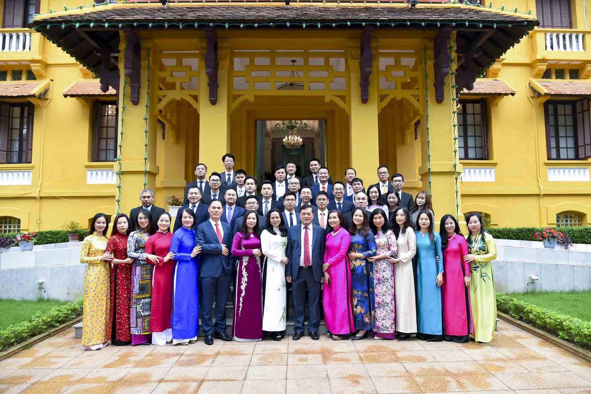 Lễ tân Ngoại giao: Những người đứng sau cánh gà