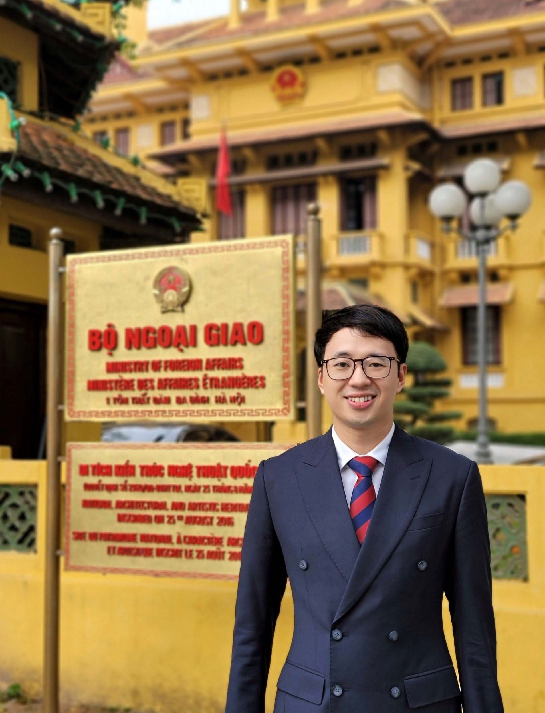 Lễ tân Ngoại giao: Những người đứng sau cánh gà