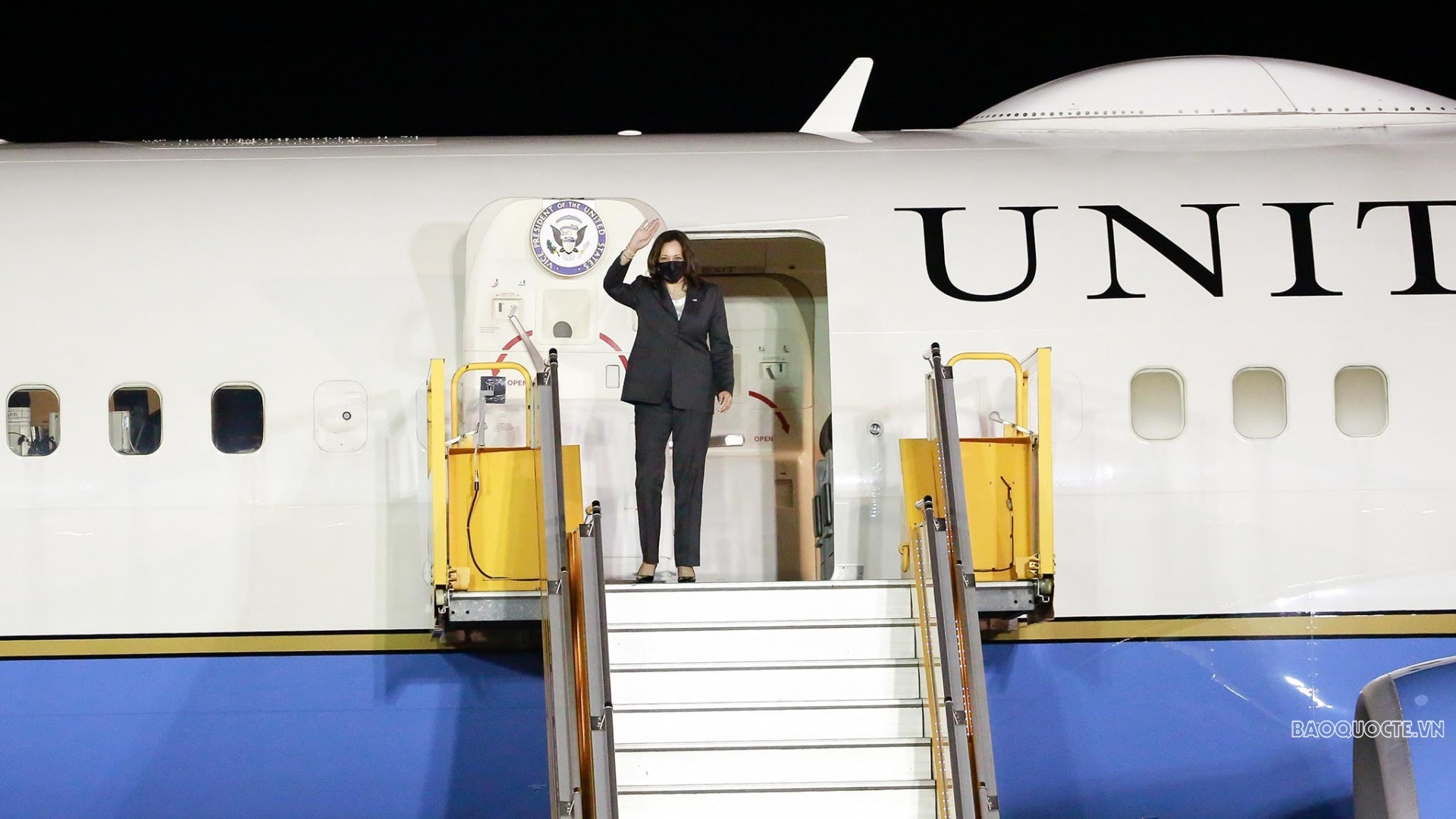 Phó Tổng thống Mỹ đến sân bay Nội Bài, bắt đầu chuyến thăm Việt Nam