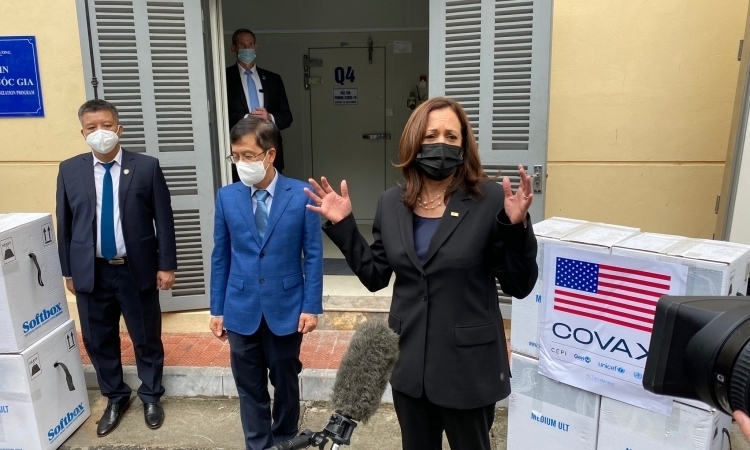 Trong ngày cuối cùng tại Việt Nam, Phó Tổng thống Kamala Harris đã có chuyến thăm không báo trước tới Viện Vệ sinh Dịch tễ Trung ương. Tại đây Phó Tổng thống Mỹ Kamala Harris bày tỏ cảm kích vì sự hỗ trợ Việt Nam dành cho Mỹ trong đợt bùng dịch Covid-19 h