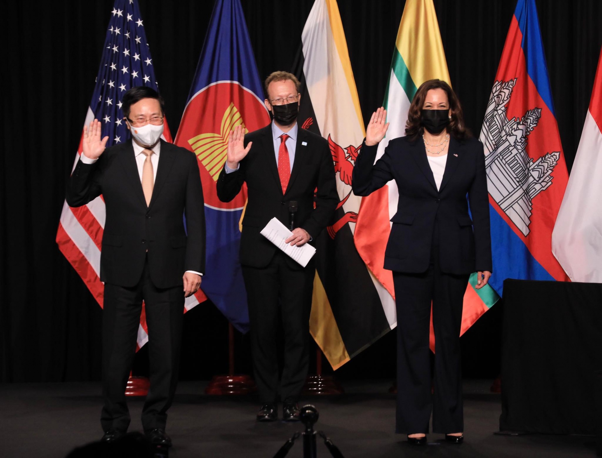 Toàn cảnh chuyến thăm Việt Nam của nữ Tổng thống Mỹ đầu tiên Toàn cảnh chuyến thăm Việt Nam của nữ Tổng thống Mỹ đầu tiên